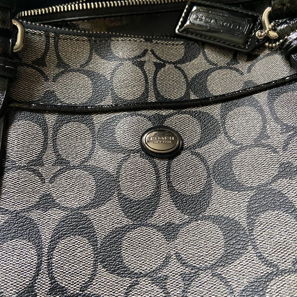 Large coach bag in mint condition. - Picture 5 of 7